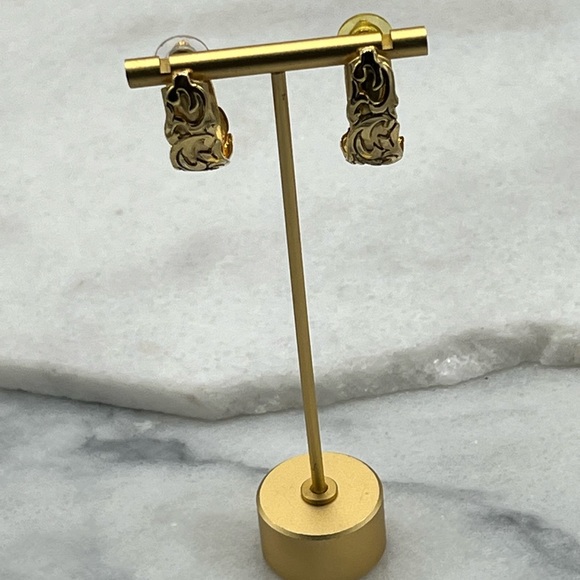 Floral Engraved Pattern on Gold Oval Hoop Earrings - Picture 7 of 12